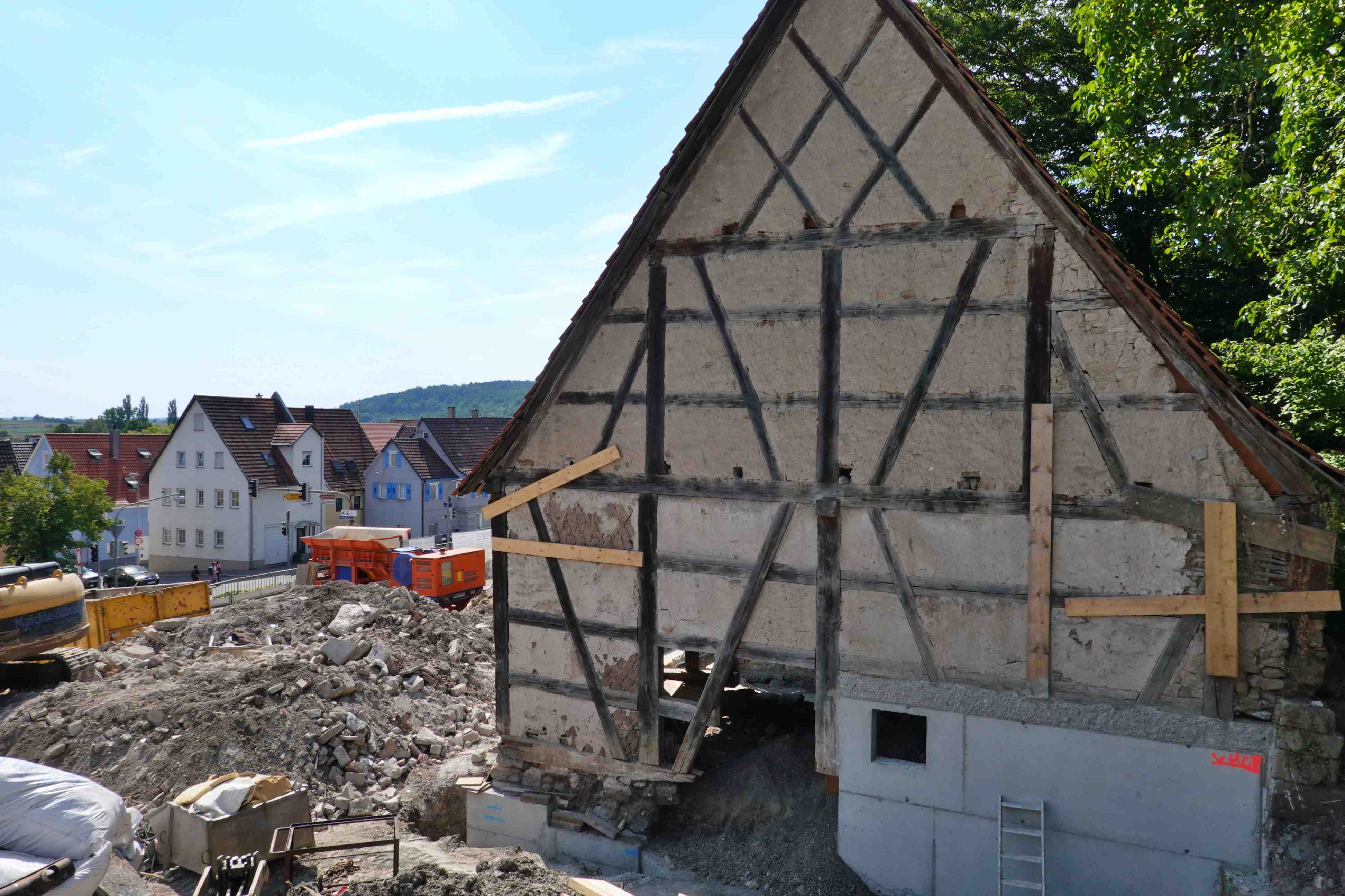 20250809_UGL_Baustelle-Abriss_Scheune-Fundament%20%2889%29_bearb-500kb